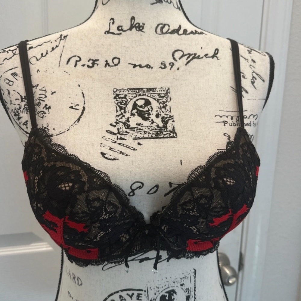 2011 Victoria’s Secret Red & Black Lace Push-Up Bra